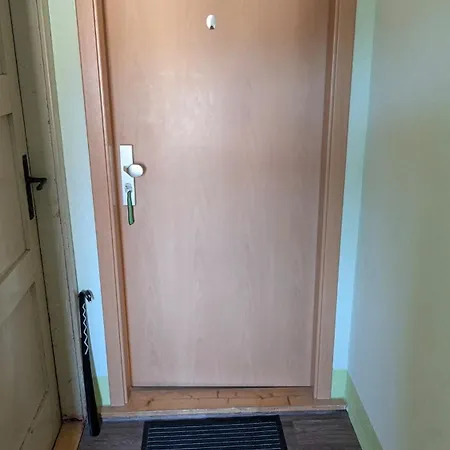 Апартаменты Ruhiges Dachgeschoss-apartment Im Suedosten Von *