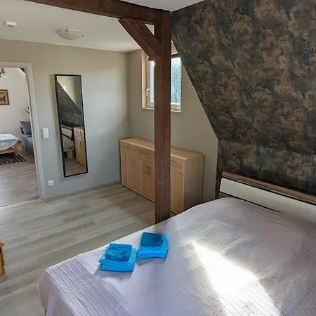 Апартаменты Ruhiges Dachgeschoss-apartment Im Suedosten Von