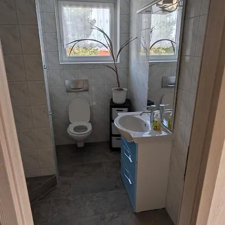 아파트 Ruhiges Dachgeschoss-apartment Im Suedosten Von *